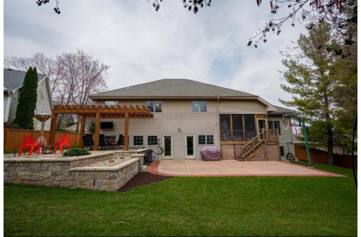 717 Prairie Smoke Rd, Madison, WI 53717