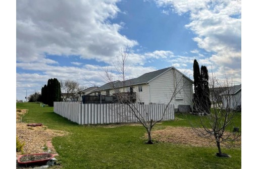 912 N Clover Ln A, Cottage Grove, WI 53527