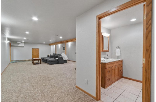 W9525 Grace Ln, Cambridge, WI 53523