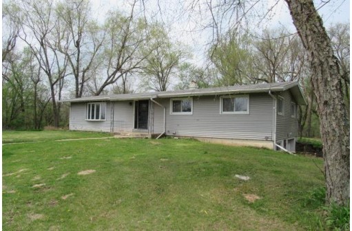 33448 Oak St, Lone Rock, WI 53556