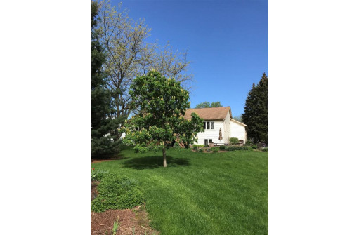 1525 Twilight Tr, Madison, WI 53716