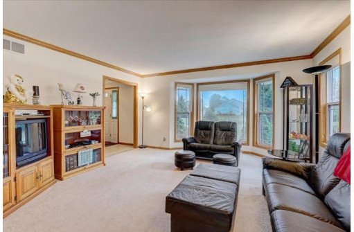 6348 Irving Dr, Sun Prairie, WI 53590