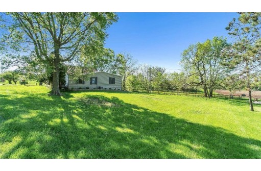 423 W Sunny Lane Rd, Janesville, WI 53546