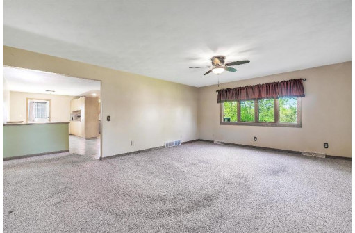 423 W Sunny Lane Rd, Janesville, WI 53546