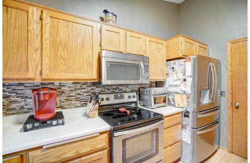 7533 E Village Crest Dr, Madison, WI 53719