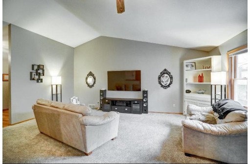 7533 E Village Crest Dr, Madison, WI 53719