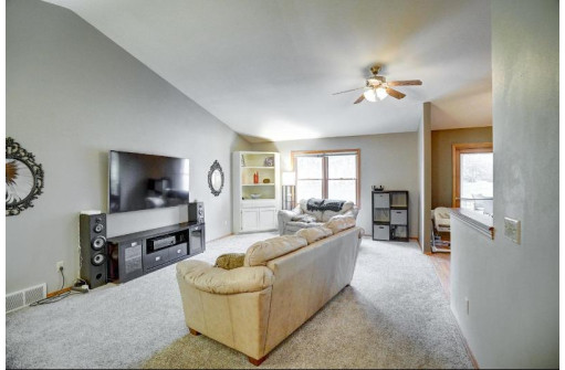 7533 E Village Crest Dr, Madison, WI 53719