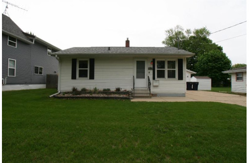 320 N Pine St, Janesville, WI 53548