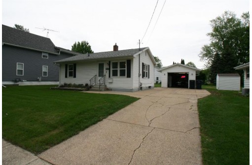 320 N Pine St, Janesville, WI 53548