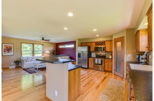 1426 Chadsworth Dr, Sun Prairie, WI 53590