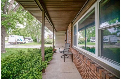 1295 Grandview Ct, Sun Prairie, WI 53590