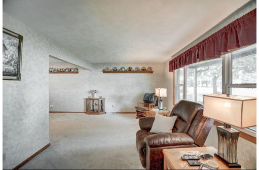 1295 Grandview Ct, Sun Prairie, WI 53590