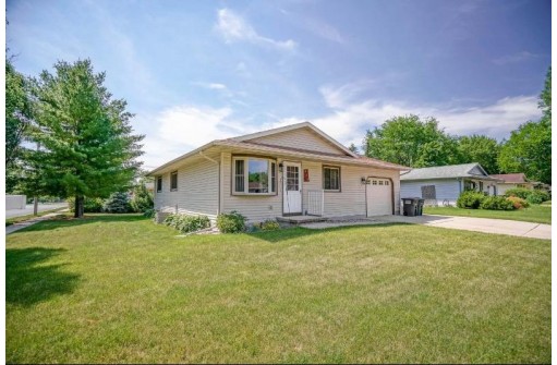 958 E Prospect St, Lake Mills, WI 53551-1214