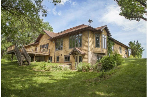 8811 Colby Rd, Mount Horeb, WI 53572