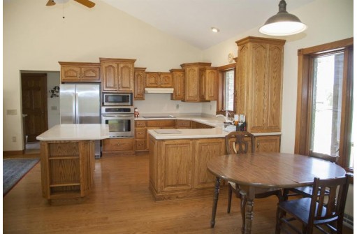 8811 Colby Rd, Mount Horeb, WI 53572