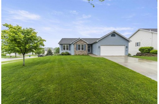 801 Brookstone Crest, Mount Horeb, WI 53572