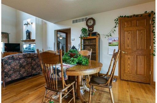 7090 Ioka Ridge Rd, Platteville, WI 53818