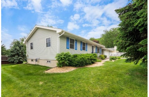 208 Holman Rd, Deerfield, WI 53531