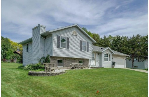 422 W Mohawk Tr, DeForest, WI 53532