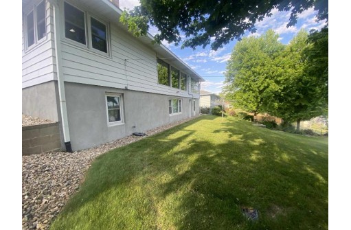 906 W Pleasant St, Portage, WI 53901