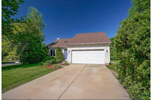 801 N Clover Ln, Cottage Grove, WI 53527