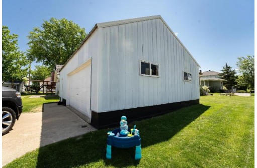 220 W Clifton St, Tomah, WI 54660