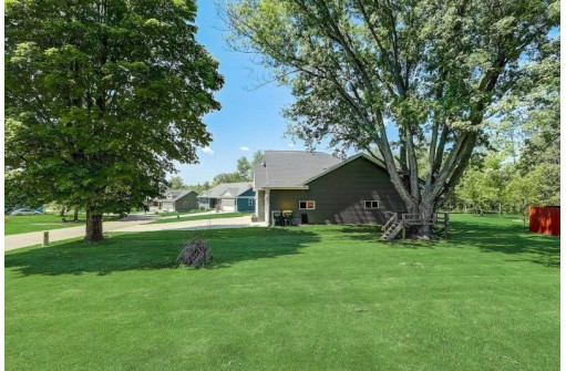 S8021 Maple Park Rd, Prairie Du Sac, WI 53578-9724