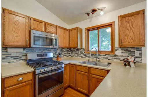 108 Sleepy Hollow Ln, Marshall, WI 53559