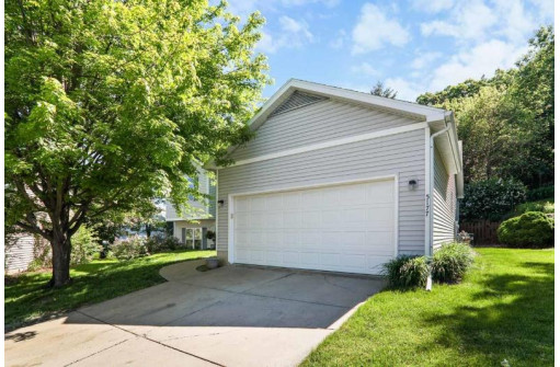 5177 Ridge Oak Dr, Madison, WI 53704