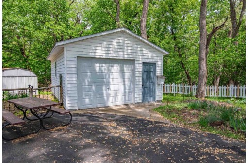 105 N Delavan St, Lake Delton, WI 53965