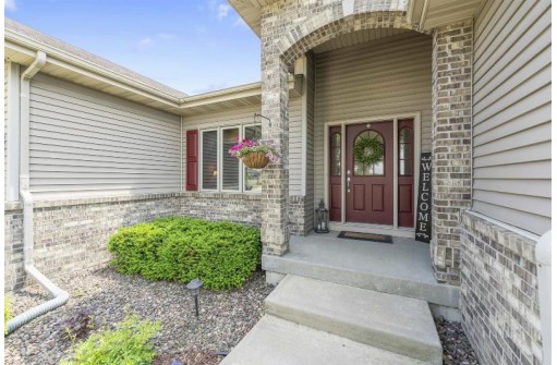 6817 Bluff Point Dr, Madison, WI 53718