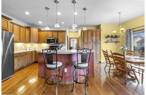 6817 Bluff Point Dr, Madison, WI 53718