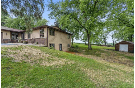 616 Shagbark Ln, DeForest, WI 53532