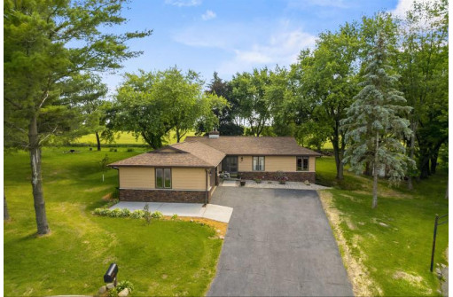 616 Shagbark Ln, DeForest, WI 53532