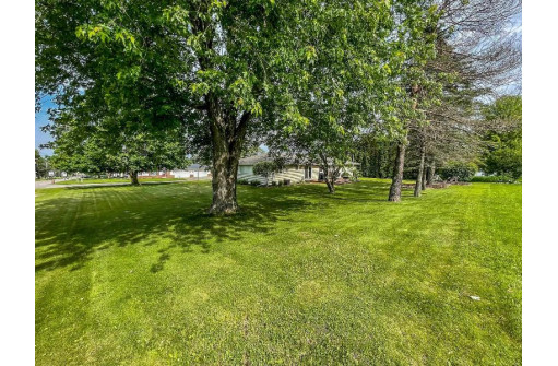 301 Farwell Rd, Beaver Dam, WI 53916