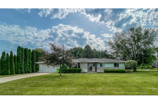 301 Farwell Rd, Beaver Dam, WI 53916