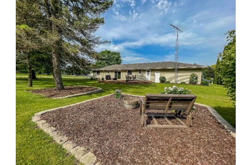 301 Farwell Rd, Beaver Dam, WI 53916