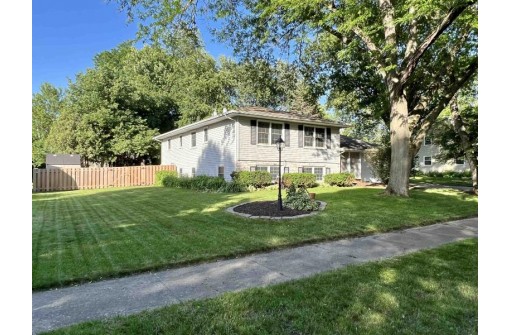 4506 Village Ln, Madison, WI 53704