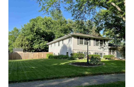 4506 Village Ln, Madison, WI 53704