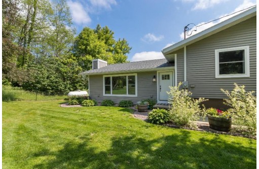 W10225 Wells Rd, Lodi, WI 53555