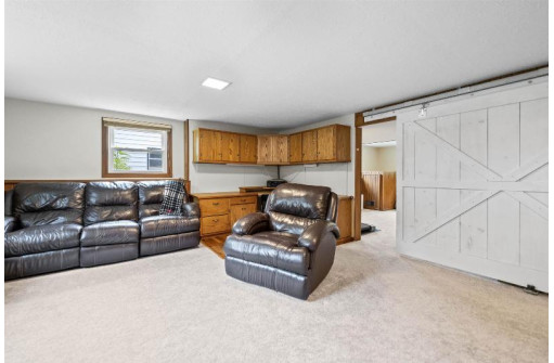 925 Keenan Ln, Stoughton, WI 53589