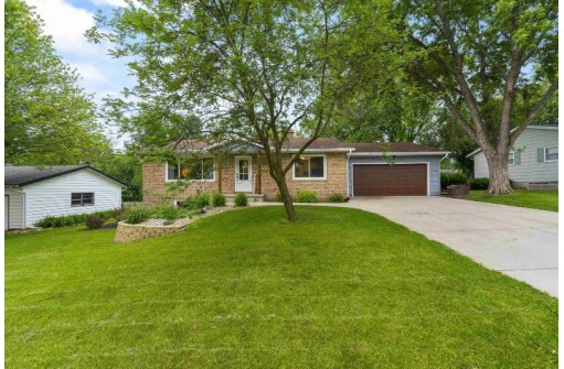 925 Keenan Ln, Stoughton, WI 53589