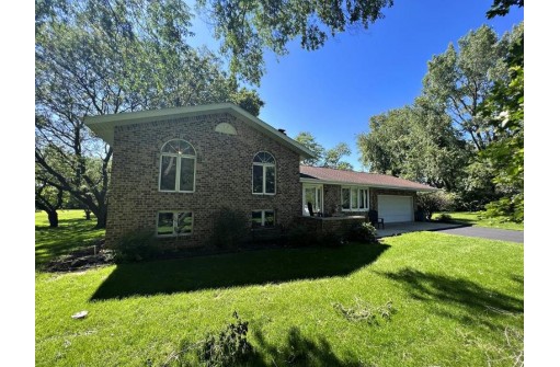 S9061 Meadowdale Rd, Prairie Du Sac, WI 53578