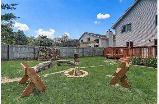 25 Newbury Cir, Madison, WI 53711