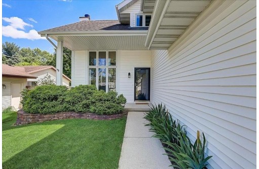 25 Newbury Cir, Madison, WI 53711