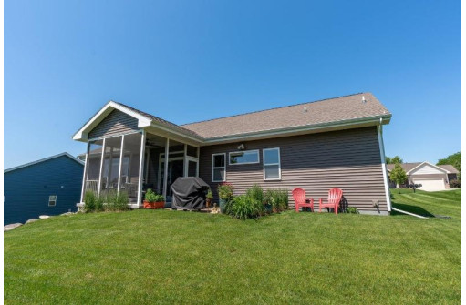 713 Maple Dr, Mount Horeb, WI 53572