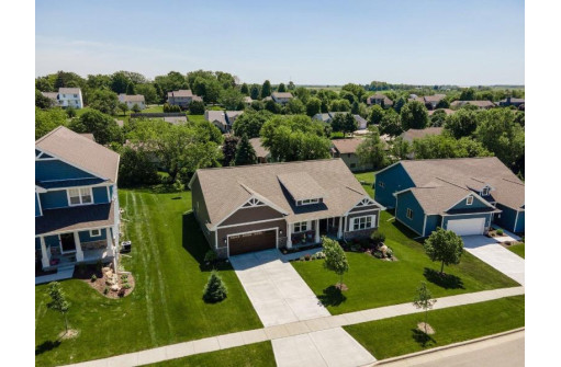 713 Maple Dr, Mount Horeb, WI 53572