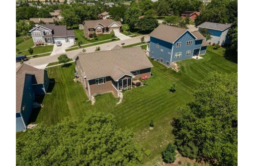 713 Maple Dr, Mount Horeb, WI 53572