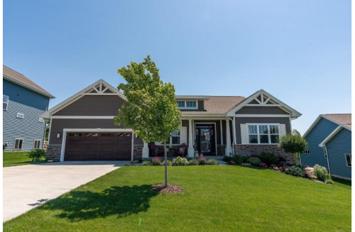 713 Maple Dr, Mount Horeb, WI 53572