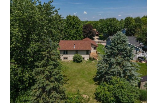 829 W Mohawk Tr, DeForest, WI 53532